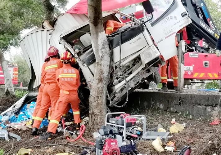 42862澳彩资料大全:客车撞树侧翻3死4伤