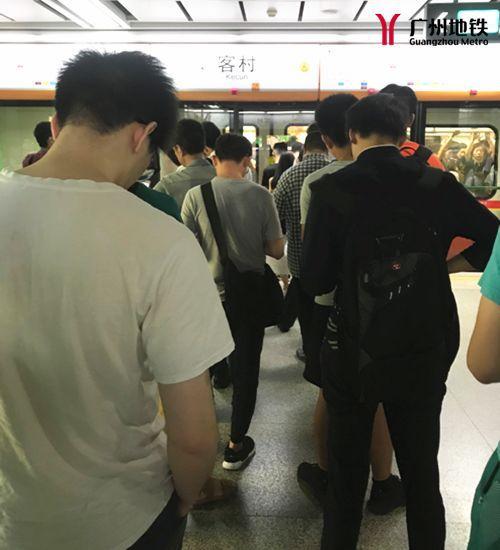 新奥今晚买什么和带不同小孩地铁乞讨与地铁带两个小孩