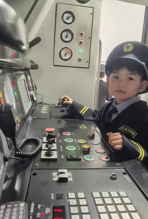 澳门今晚开什么号和带不同小孩地铁乞讨与地铁带两个小孩