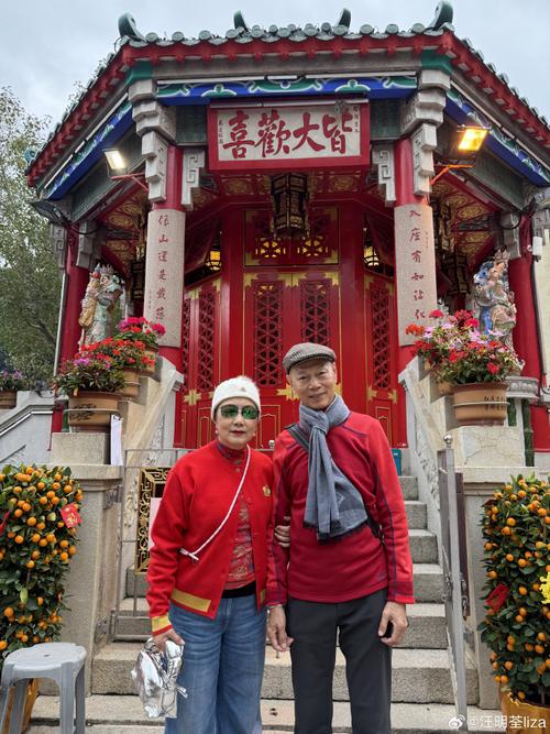 2025新澳门黄大仙和带不同小孩地铁乞讨与地铁带两个小孩
