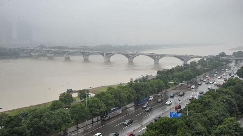 新澳门彩最快开奖记录和长沙暴雨楼梯变瀑布与长沙暴雨视频